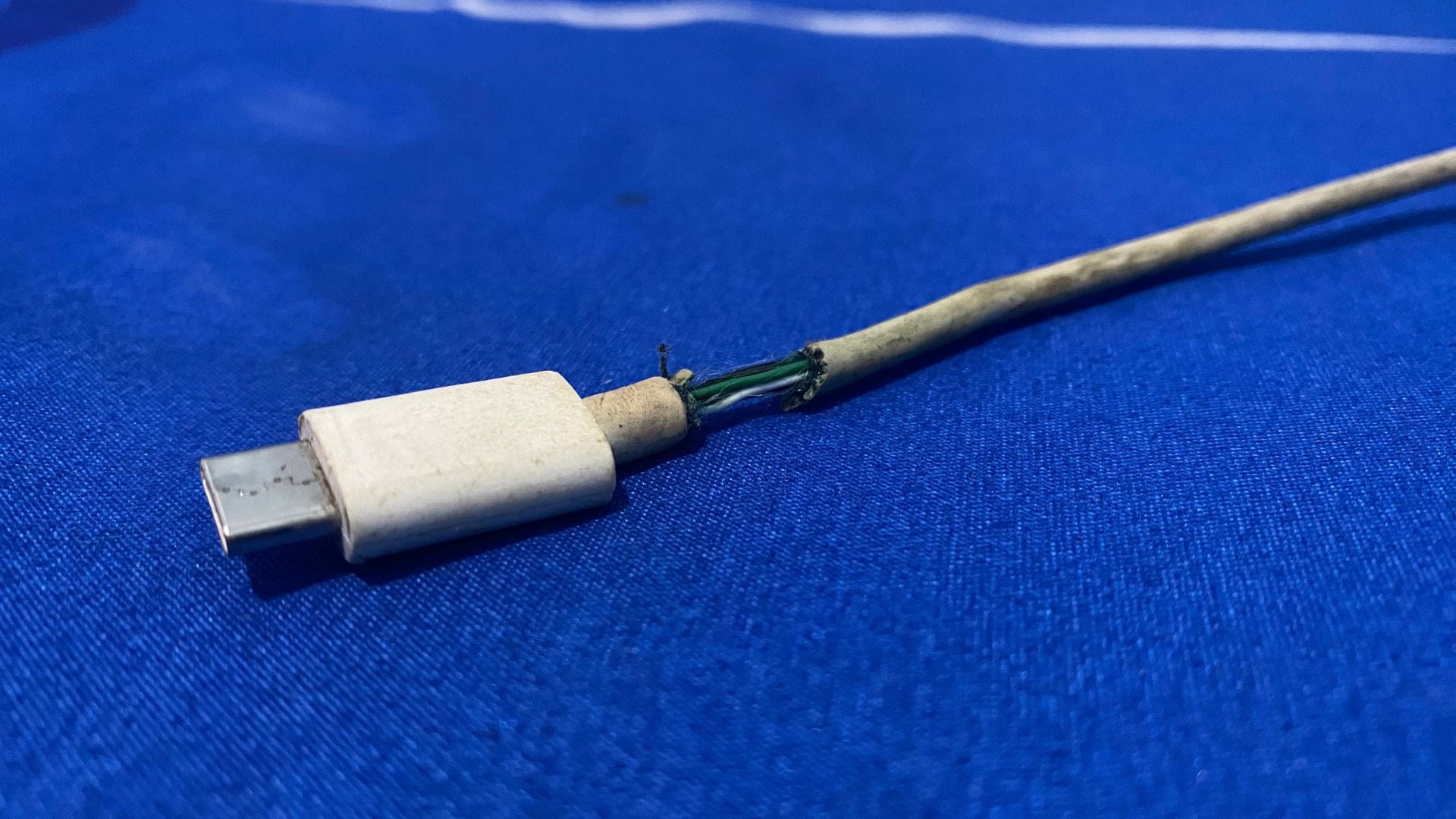 Cables defectuosos pueden dañar tus dispositivos: Consejos para cuidarlos y prolongar su vida útil