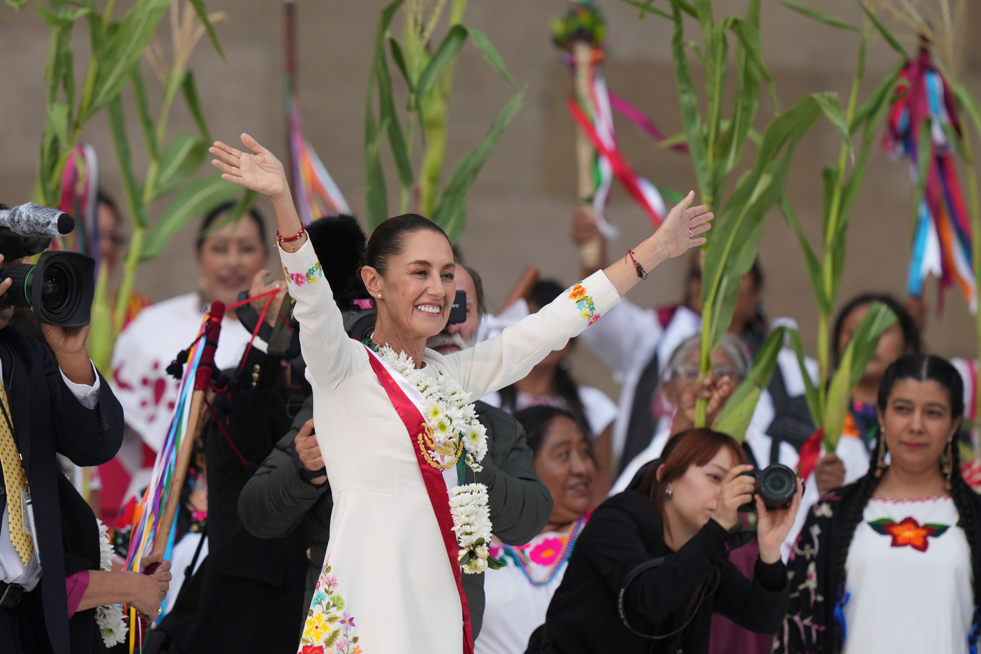 La nueva presidenta de México, Claudia Sheinbaum, saluda a la multitud tras una ceremonia indígena en el día de su toma de posesión, en el Zócalo, la principal plaza de Ciudad de México, el martes 1º de octubre de 2024. (AP Foto/Fernando Llano).